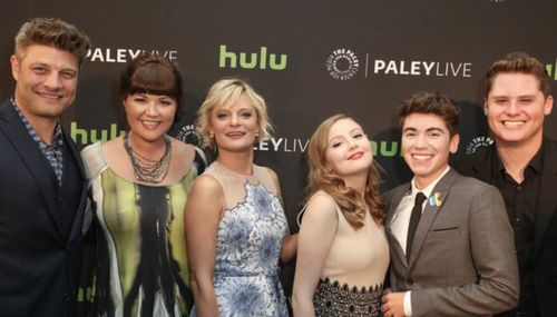 Martha Plimpton, Jay R. Ferguson, Matt Shively, Mary Hollis Inboden, Bebe Wood, and Noah Galvin in The Real O'Neals (201