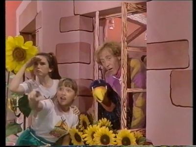 Rod Hull, Kate Power, and Natalie Pennington in Emu's World (1982)