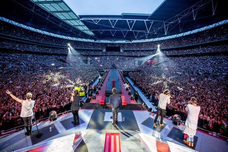 Liam Payne, Harry Styles, Zayn Malik, Niall Horan, One Direction, and Louis Tomlinson in One Direction: Where We Are - T