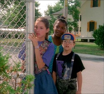Vincent Bolduc, Marie-Stéphane Gaudry, and Kesnamelly Neff in Pas de répit pour Mélanie (1990)