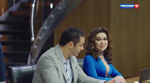 Anastasiya Zavorotnyuk in Mezhdu nami, devochkami. Prodolzheniye: Episode #1.1 (2019)