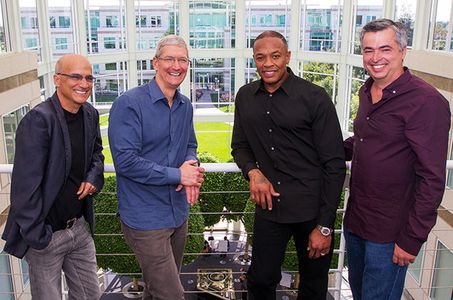 Eddy Cue and Tim Cook