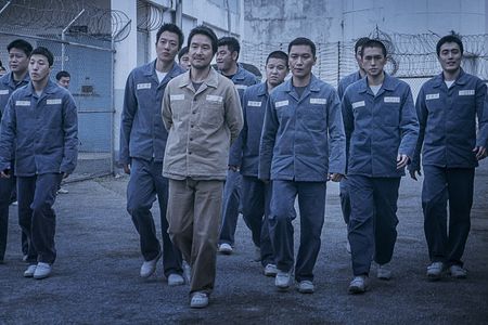 Han Suk-kyu, Rae-won Kim, and Jo Jae-yoon in The Prison (2017)