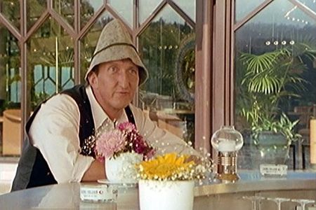 Mike Krüger in Ein Schloß am Wörthersee (1990)