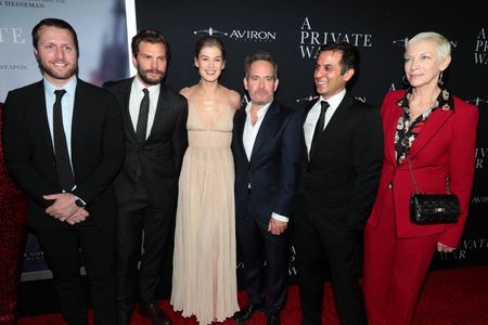 Annie Lennox, Tom Hollander, Rosamund Pike, Matthew Heineman, Jamie Dornan, and Arash Amel in A Private War (2018)