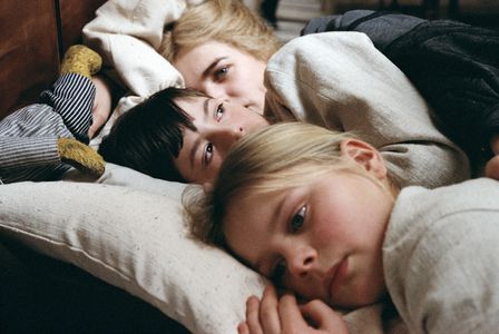 Pernilla Allwin, Ewa Fröling, and Bertil Guve in Fanny and Alexander (1982)