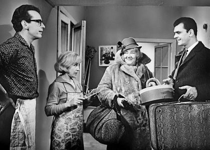 Faina Ranevskaya, Nadezhda Rumyantseva, Vsevolod Safonov, and Yuriy Yakovlev in Lyogkaya zhizn (1964)