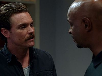 Damon Wayans and Clayne Crawford in Lethal Weapon (2016)