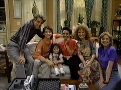 Julia Louis-Dreyfus, Courtney Thorne-Smith, Christopher Daniel Barnes, Laura Dobbin, Linda Kelsey, and Doug Sheehan in D