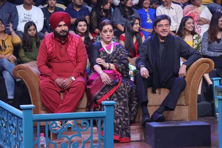 Poonam Sinha, Shatrughan Sinha, and Navjot Singh Sidhu in The Kapil Sharma Show (2016)