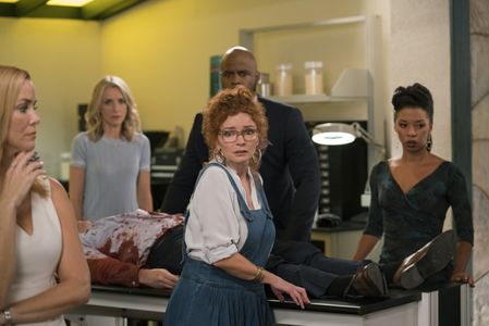 Ever Carradine, Ryan Sands, Brigid Brannagh, Annie Wersching, and Angel Parker in Runaways (2017)