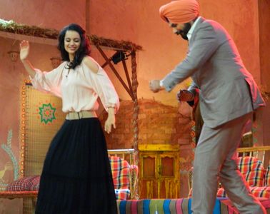 Kangana Ranaut and Navjot Singh Sidhu in Comedy Nights with Kapil (2013)