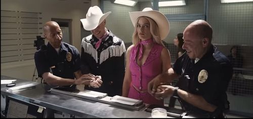 EVAN SHAFRAN (POLICE OFFICER) & MARGOT ROBBIE (BARBIE) & RYAN GOSLING (KEN) IN WARNER BROS. BARBIE (2023)