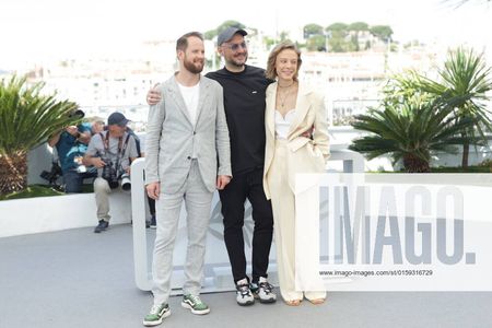 Actors Odin Biron and Alyona Mikhailova with director Kirill Serebrennikov - Festival de Cannes 2022 photocall