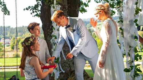 Paulina Schnurrer, Sebastian Achilles, Jana Reinermann, and Giuliano Marieni in A House of Animals: Vogelhochzeit (2021)