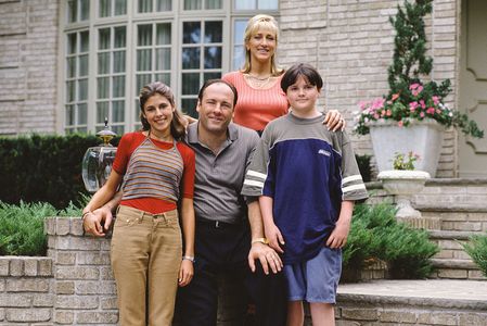 James Gandolfini, Edie Falco, Robert Iler, and Jamie-Lynn Sigler in The Sopranos (1999)
