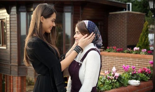 Ilayda Alisan and Dilan Çiçek Deniz in Çukur (2016)