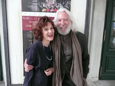Lynn Swanson and Donald Sutherland, on the set of 