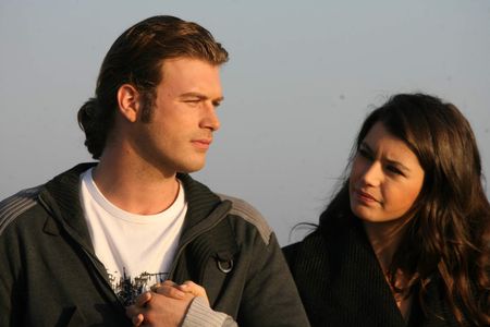 Beren Saat and Kivanç Tatlitug in Forbidden Love (2008)