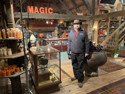 Steven Feinberg on the Magic Shop set of HOCUS POCUS 2