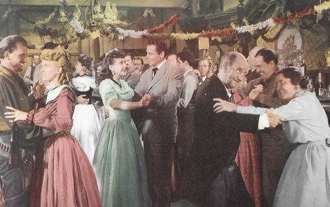 Evelyn Ankers, Paul Barney, James Ellison, Sally Weldman, Lee 'Lasses' White, and Ruth Whitney in The Texan Meets Calami