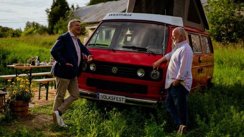 Guy Jodoin and Michel Jean in La belle tournée (2021)