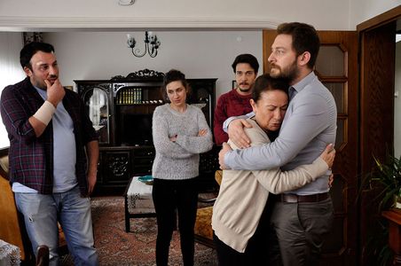 Sabriye Kara, Ferit Aktug, Alican Yücesoy, Cihan Yenici, and Gözde Cigaci in Kördügüm (2016)
