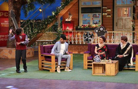 Paresh Ganatra, Helen, Asha Parekh, and Kapil Sharma in The Kapil Sharma Show (2016)