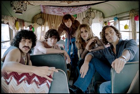 Josh Whitehouse, Sam Claflin, Suki Waterhouse, Sebastian Chacon, Will Harrison, and Daisy Jones in Daisy Jones & The Six