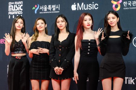 Itzy, Choi Jisu, Hwang Yeji, Lee Chaeryeong, Shin Ryujin, and Shin Yuna