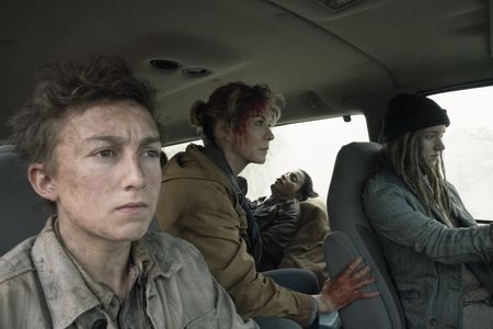 Ethan Suess, Jenna Elfman, Bailey Gavulic & Danay Garcia