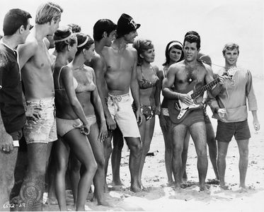 John Ashley, Ed Garner, Linda Bent, Marianne Gaba, Luree Holmes, Jody McCrea, and Salli Sachse in How to Stuff a Wild Bi