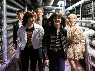 Lea Drinda, Jana McKinnon, Michelangelo Fortuzzi, Bruno Alexander, and Lena Urzendowsky in We Children from Bahnhof Zoo 