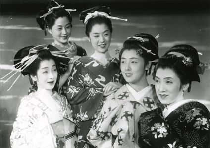 Toshiko Iizuka, Hiroko Kawasaki, Kyôko Kusajima, Eiko Ôhara, Kiniko Shiratao, and Kinuyo Tanaka in Utamaro and His Five 