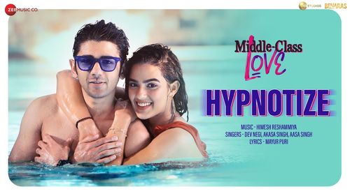 Prit Kamani and Kavya Thapar in Middle Class Love (2022)