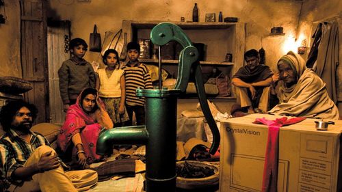 Raghuvir Yadav, Farrukh Jaffar, Shalini Vatsa, and Onkar Das Manikpuri in Peepli Live (2010)