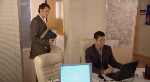 Evgeniy Pronin and Mikhail Safronov in Serdtsu ne prikazhesh (2007)
