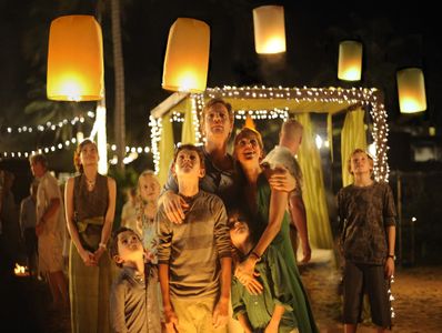 Ewan McGregor, Naomi Watts, Oaklee Pendergast, Tom Holland, and Samuel Joslin in The Impossible (2012)