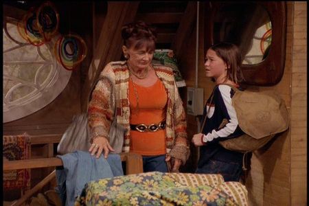 Joseph Gordon-Levitt and Elmarie Wendel in 3rd Rock from the Sun (1996)