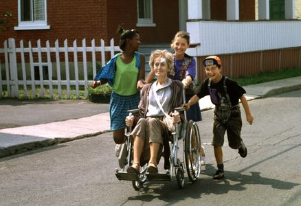 Vincent Bolduc, Marie-Stéphane Gaudry, Madeleine Langlois, and Kesnamelly Neff in Pas de répit pour Mélanie (1990)