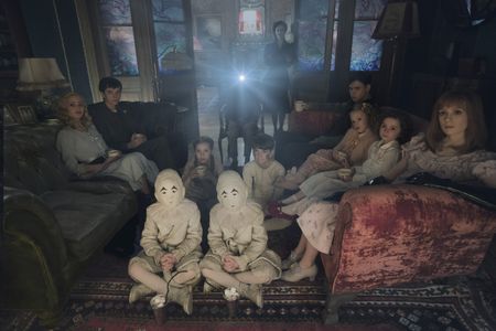 Eva Green, Asa Butterfield, Ella Purnell, Pixie Davies, Raffiella Chapman, Finlay MacMillan, Milo Parker, Lauren McCrost