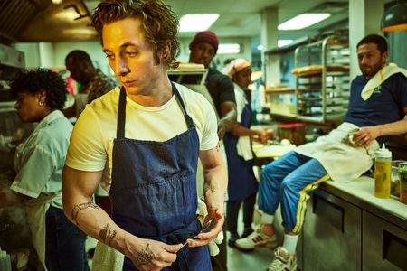 Ebon Moss-Bachrach, Liza Colón-Zayas, Jeremy Allen White, Edwin Lee Gibson, Lionel Boyce, and Ayo Edebiri in The Bear (2