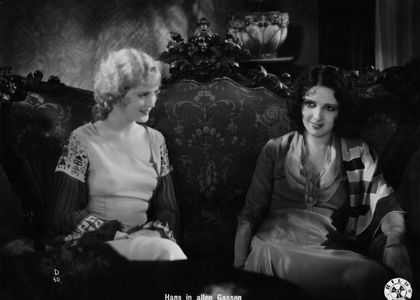 Betty Amann and Camilla Horn in Hans in allen Gassen (1930)