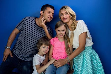 Vera Brezhneva, Volodymyr Zelenskyy, and Angelina Polikarpova in The 8 Best Dates (2016)