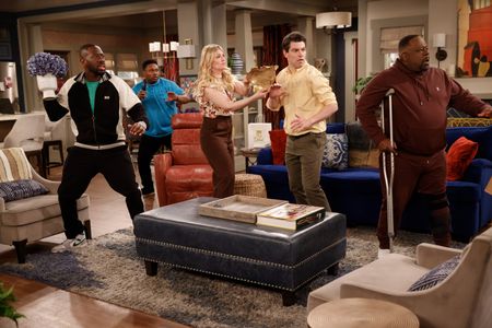 Tichina Arnold, Cedric The Entertainer, Max Greenfield, Sheaun McKinney, Beth Behrs, Sonja Flemming, and Marcel Spears i