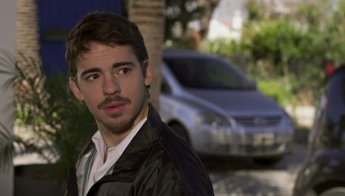 Elías Viñoles in Conflictos modernos (2015)