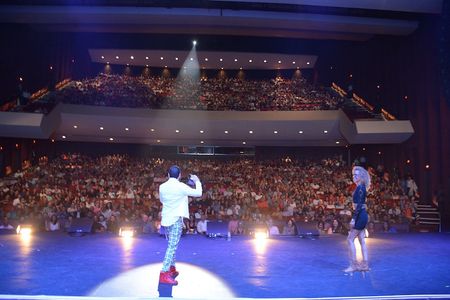 Johnny Ray takes a selfie in the hugely successful 'Esto Si Es Un Show' 2016