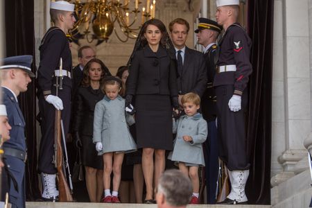 Natalie Portman, John Carroll Lynch, Beth Grant, Peter Sarsgaard, Sunnie Pelant, Aiden Weinberg, and Brody Weinberg in J