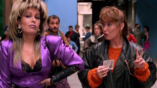 Verónica Forqué and Massiel in La vida alegre (1987)