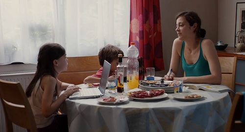 Marion Cotillard, Pili Groyne, and Simon Caudry in Two Days, One Night (2014)